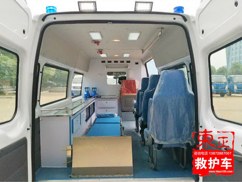 江鈴福特新全順中軸中頂救護車V362（異形頂）醫(yī)療艙圖片3